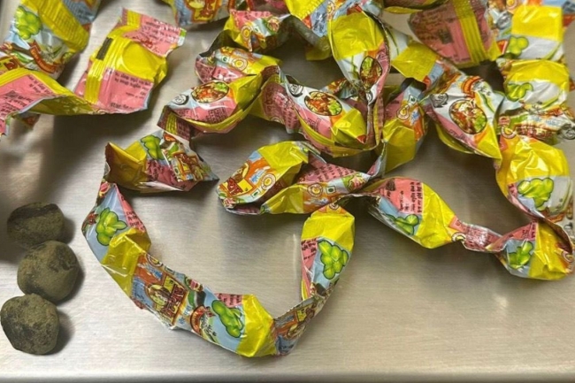 جمارك المطار تُحبط 3 محاولات لتهريب «حشيش» و«ترامادول» قادمة من الهند