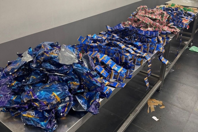 «الجمارك»: ضبط 13 كيلوغراماً من «التنباك» بحوزة مسافر هندي