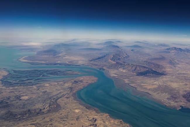 الحرس الثوري الإيراني يبدأ مناورات عسكرية في مضيق هرمز الاستراتيجي