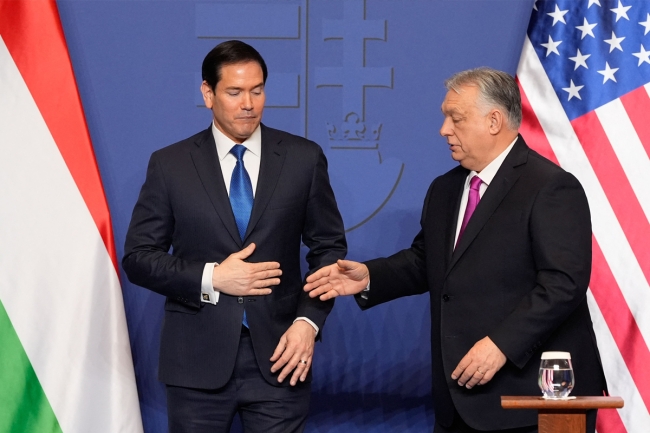 روبيو يقدم دعماً انتخابياً لأوربان