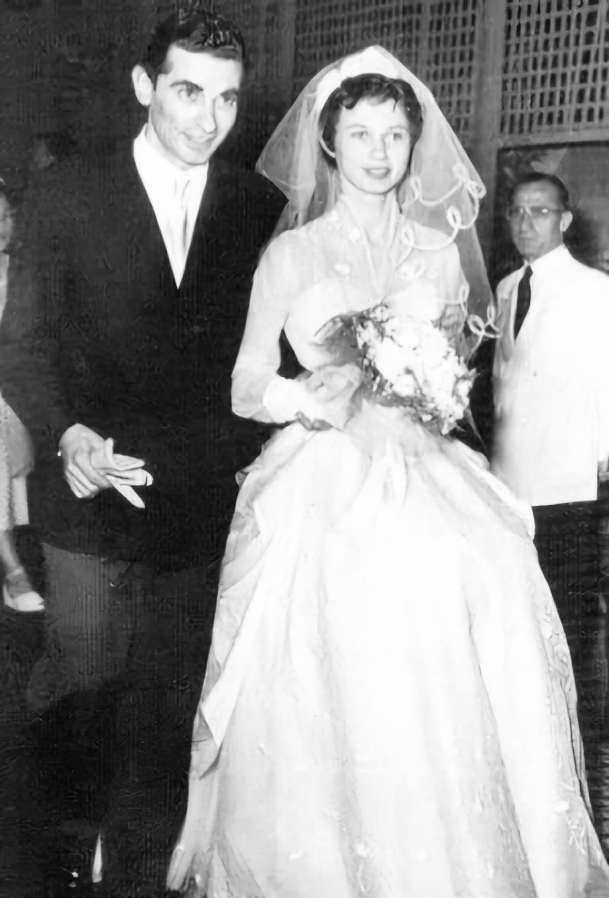 مع زوجته الفرنسية كوليت فافودون خلال حفل زفافهما
