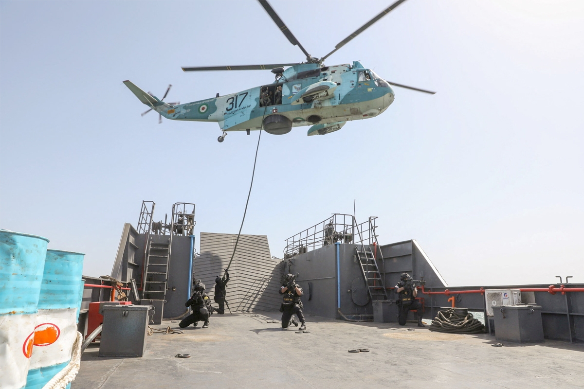 جانب من المناورات الروسية - الإيرانية أمس