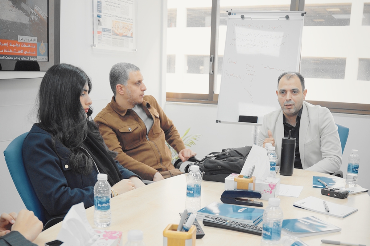 الزميل محيي عامر في لقاء مع وفد «البيان»