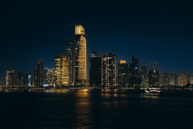 سقوط شظايا طائرة مسيرة على أبراج الاتحاد بأبوظبي وإصابة امرأة وطفلها