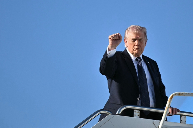 ترامب يدعو الإيرانيين لإسقاط الجمهورية الإسلامية