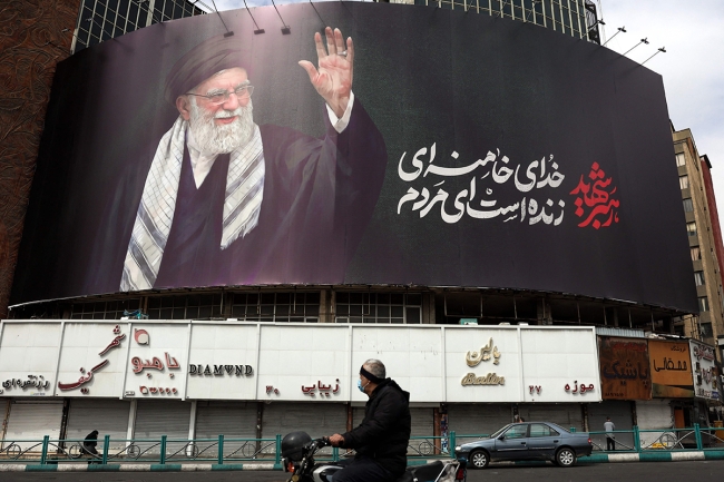 الإيرانيون يلقون نظرة الوداع على خامنئي الليلة