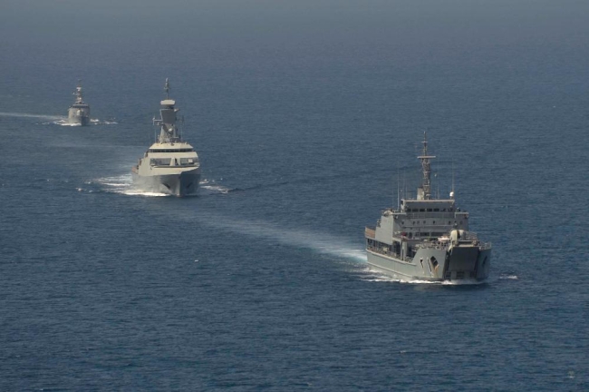 «البحرية» العمانية تنقذ طاقم سفينة مكونا من 24 شخصاً بعد تعرضه لقصف قرب مضيق هرمز