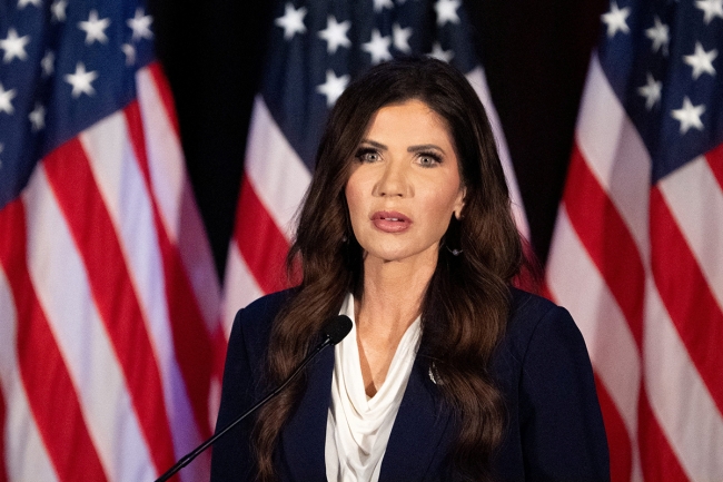 عقب جلسات استماع محتدمة بالكونغرس.. ترمب يقيل وزيرة الأمن الداخلي