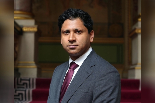 السفير البريطاني يُشيد بدور القوات المسلحة الكويتية