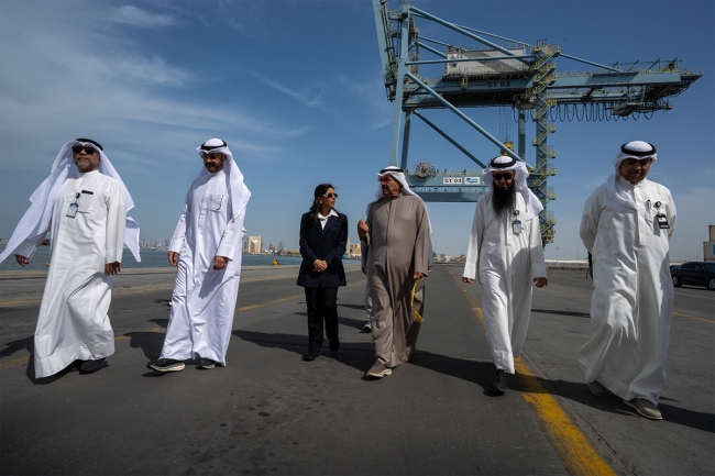 رئيس الوزراء يقوم بزيارة تفقدية إلى ميناء الشويخ
