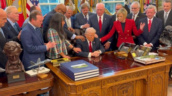 قساوسة يصلّون من أجل ترامب في البيت الأبيض