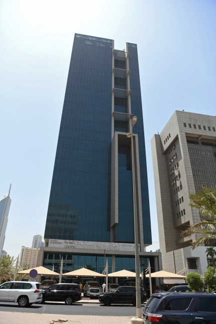 تعيين المستشار جمال العنيزي رئيساً للجنة التظلمات من قرارات «المناقصات»