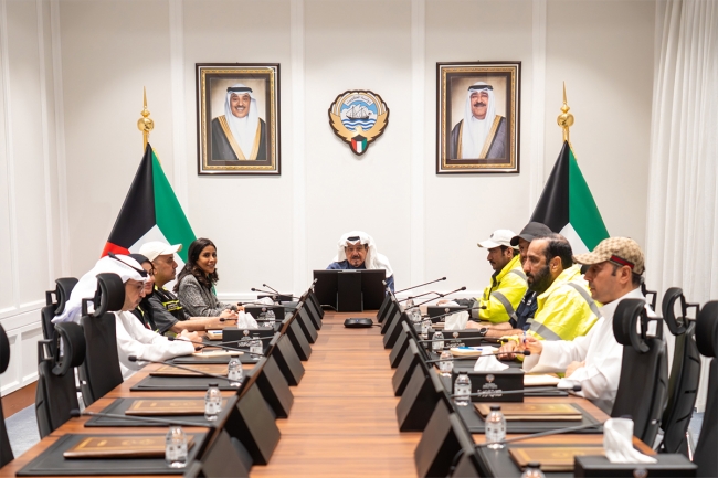 رئيس الوزراء يُشيد بجهود القائمين على تجهيز مركز إيواء «الأشغال»