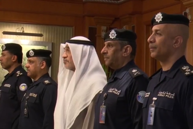 وزير الداخلية يشهد أداء قسم 20 خريجاً وخريجة من أكاديميات شرطية وعسكرية في دولتي قطر والإمارات