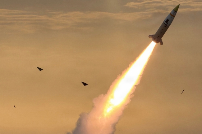 إيران تهدد باستهداف منشآت النفط وموانئ في المنطقة