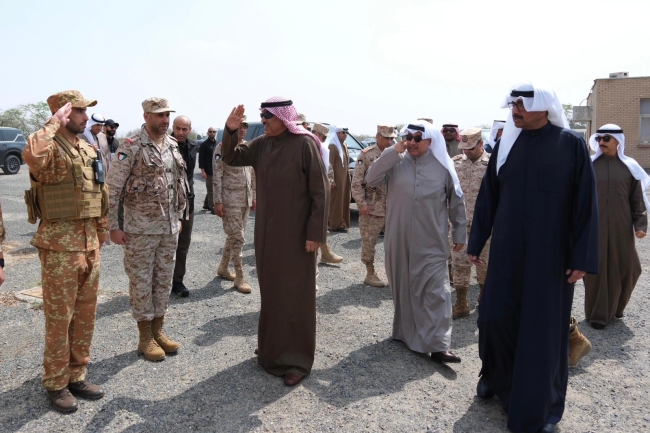 سمو ولي العهد يقوم بزيارة تفقدية لعدد من القواعد والمواقع العسكرية في البلاد