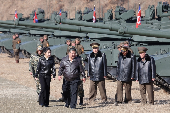 زعيم كوريا الشمالية يشرف على مناورة عسكرية شملت استخدام دبابة جديدة
