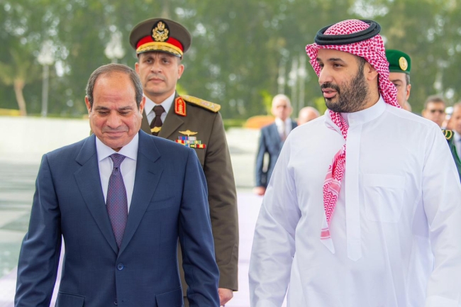 الرئيس المصري يصل إلى جدة للقاء ولي العهد السعودي