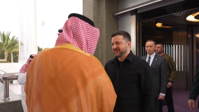 زيلينسكي: وصلت إلى السعودية لحضور اجتماعات مهمة