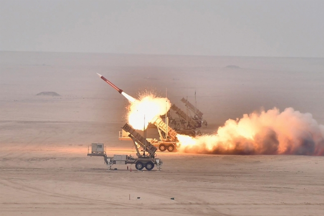 الدفاعات الجوية تتصدى حالياً لهجمات صاروخية وطائرات مسيرة معادية