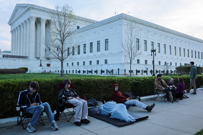 ترامب يحضر مناقشات المحكمة العليا المتعلقة بإلغاء حق المواطنة بالولادة