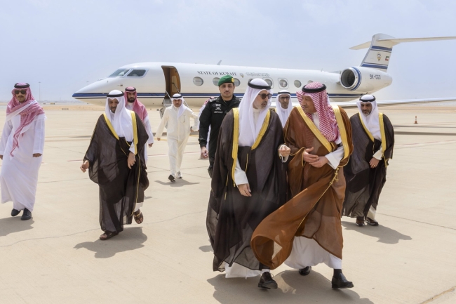 وزير الخارجية يصل إلى السعودية في زيارة رسمية. نائب وزير الخارجية السعودي كان في استقباله لدى وصوله إلى مطار الملك خالد الدولي بالرياض 