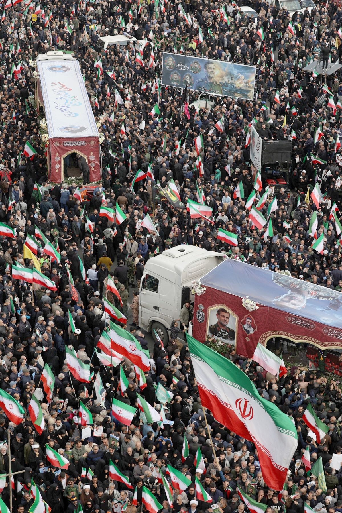 ترامب يستعد لإنهاء الحرب... ويربط وقف النار بـ هرمز 