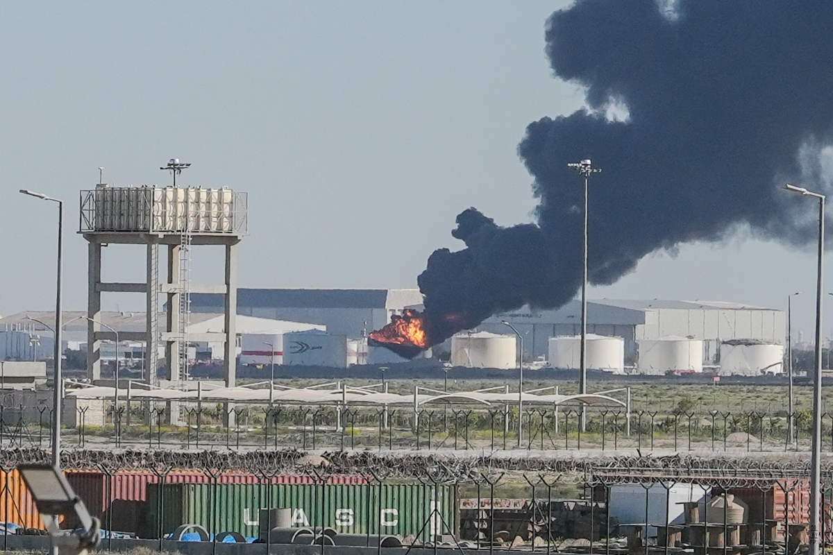 العدوان الإيراني الآثم يواصل استهداف مطار الكويت 