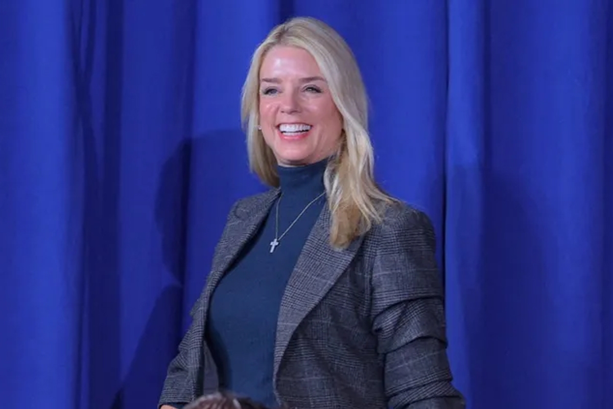 ترامب يعلن إقالة بام بوندي من منصبها كمدعية عامة 