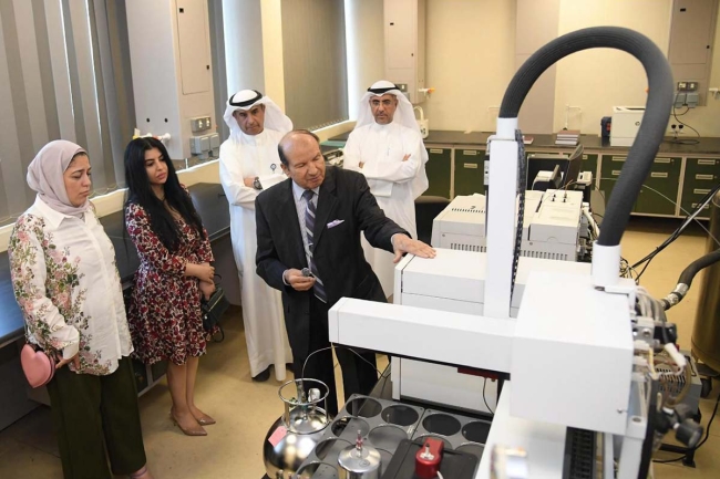 مديرة «البيئة» تزور «التطبيقي» وتبحث سبل التعاون لمتابعة المؤشرات البيئية في البلاد. بهبهاني اطلعت على المختبرات المركزية وإمكانات الرصد والتحليل. بحث الاستفادة من التقنيات المتقدمة لدعم خطط التعامل مع المستجدات 