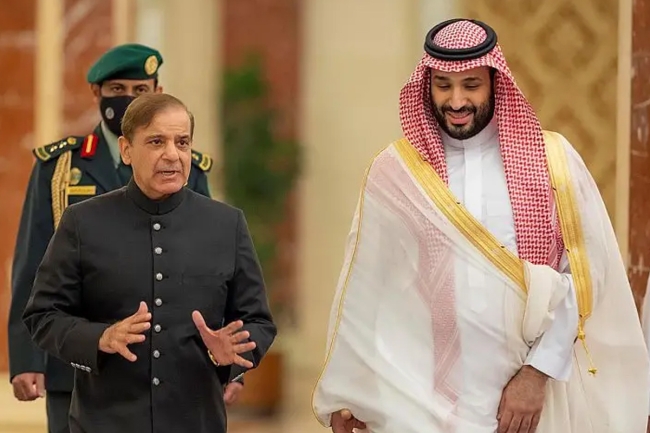 ولي العهد السعودي ورئيس وزراء باكستان بحث مستجدات المنطقة والتصعيد الأخير