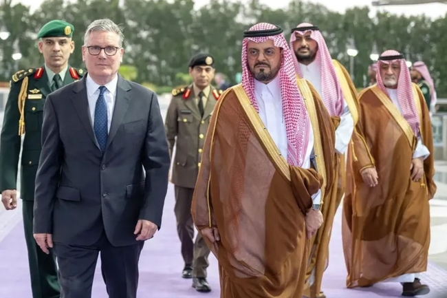 رئيس الوزراء البريطاني يصل السعودية في مستهل جولة خليجية ويرحّب بوقف إطلاق النار
