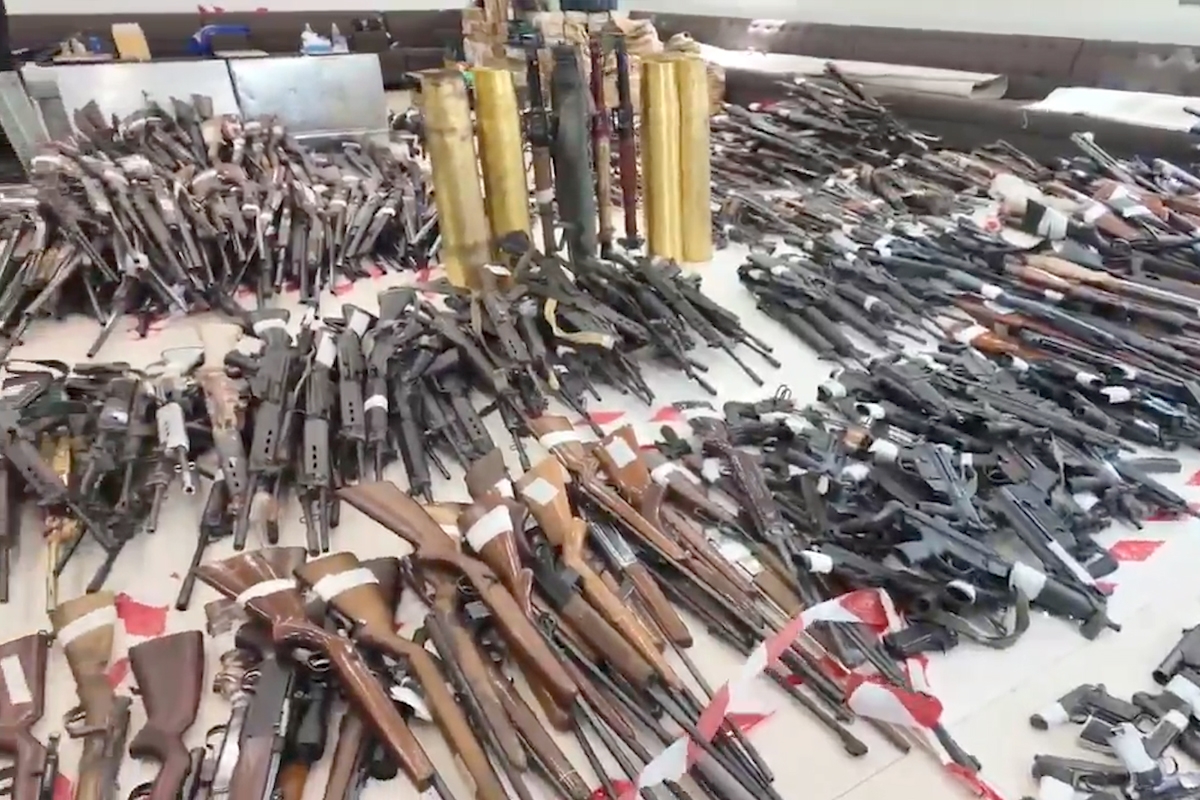 «الداخلية» تتسلَّم 2818 سلاحاً و284 ألف طلقة 