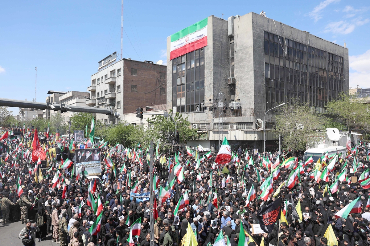 مسيرة لإحياء أربعينية خامنئي في طهران أمس (أ ف ب)