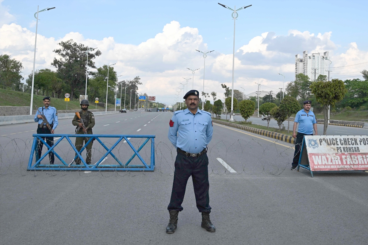 استنفار أمني استعداداً لاستقبال المفاوضات الأميركية - الإيرانية في إسلام آباد أمس (رويترز)