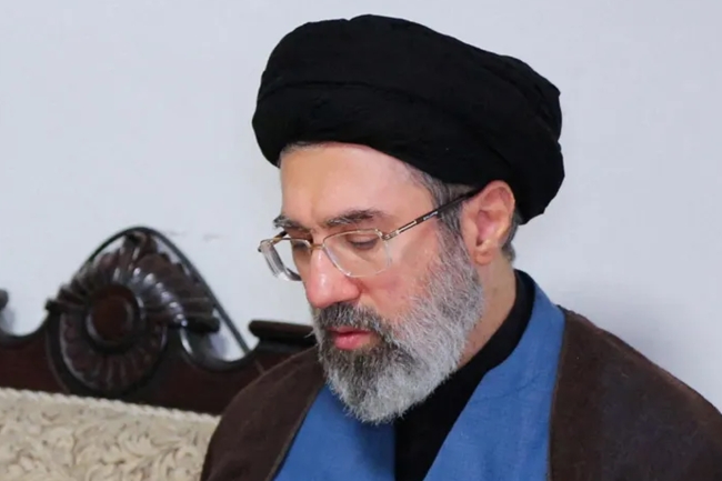 «رويترز»: مجتبى خامنئي يعاني جروحاً وتشوهات حادة