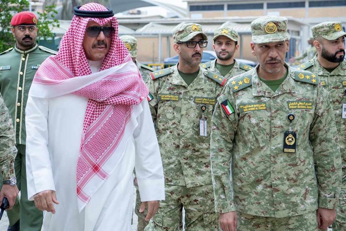 النواف يتفقد موقعاً للحرس الوطني تعرض لاستهداف بمسيّرات معادية 