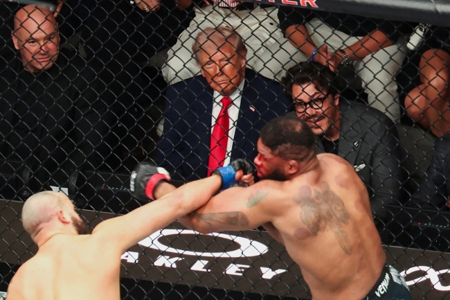 ترامب ينظّم نزال «فنون قتالية» في البيت الأبيض احتفالاً بعيد ميلاده الـ80