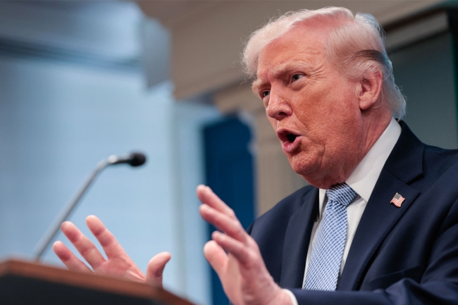 ترامب : الحصار الأميركي لمضيق هرمز سيكون شاملاً أو لن يكون .. ولن يسمح بمرور أي سفينة حتى تتراجع إيران. جدَّد تهديد طهران بتدمير البنى التحتية للطاقة ما لم يتم التوصل لاتفاق 