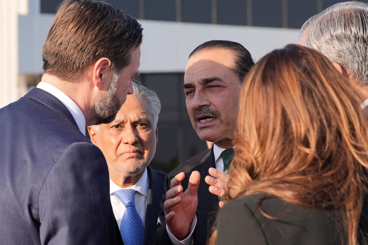 قائد الجيش الباكستاني عاصم منير خلال دردشة مع فانس قبل مغادرته باكستان أمس