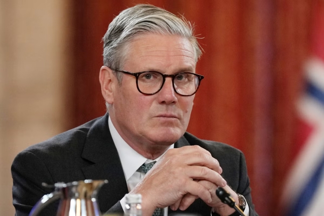 رئيس وزراء بريطانيا يرفض دعم الحصار الأميركي لمضيق هرمز