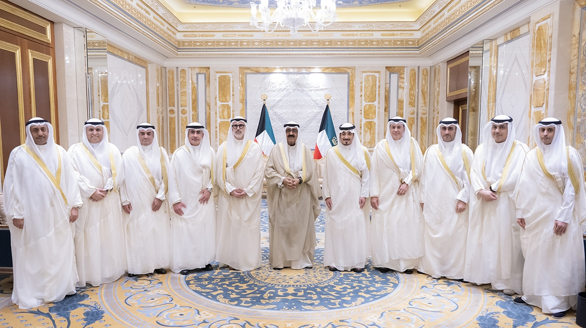 الكويت – سمو الأمير يستقبل رؤساء البعثات الدبلوماسية الكويتية الجدد لأداء اليمين القانونية