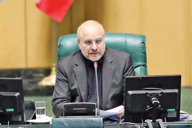 قاليباف يسوّق في البرلمان لاتفاق مع واشنطن «آن الأوان لوضع حد للعداء مع أميركا... ومجتبى خامنئي يدعم مبدأ التفاهم معها». «على إيران التوقف عن المزايدة على الفلسطينيين والعرب في العداء مع إسرائيل» . التوسع الإسرائيلي أخطر على السعودية ومصر وتركيا وباكستان منه على إيران. الأميركيون سيقبلون بتعليق طهران لتخصيب اليورانيوم مدة من 3 إلى 5 سنوات. لا يمكن التعويل على روسيا والصين وهما تتجنبان استفزاز واشنطن وتل أبيب. طلبَ دعم النواب لتوقيع معاهدة سلام أو اتفاق تعاون طويل الأمد مع الأميركيين. نواب أصوليون متشددون رفضوا التوجه الجديد المدعوم من الرئيس بزشكيان 