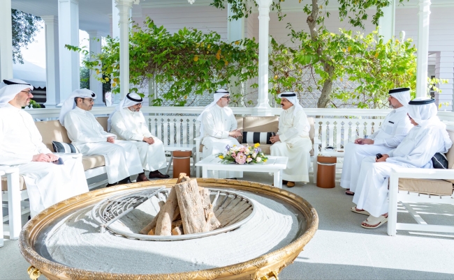 ملك البحرين يستقبل وزير خارجية الكويت