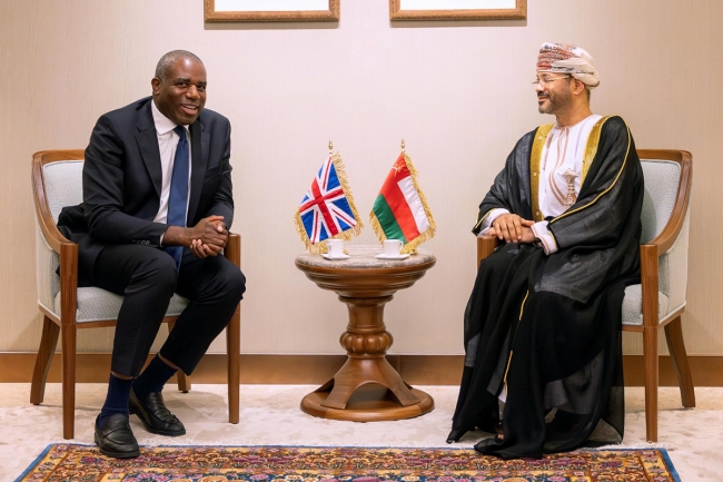 عُمان وبريطانيا تؤكدان حماية الملاحة البحرية وتعزيز استقرار الإمدادات العالمية