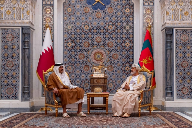سلطان عمان وأمير قطر: ضرورة التوصل إلى اتفاق نهائي للأزمة في المنطقة. أكدا خلال لقائهما في مسقط ضرورة تكثيف الجهود الدولية لتأمين حرية الملاحة البحرية في مضيق هرمز. بحثا العلاقات الراسخة بين البلدين وسبل تعزيزها وتطويرها في مختلف المجالات 