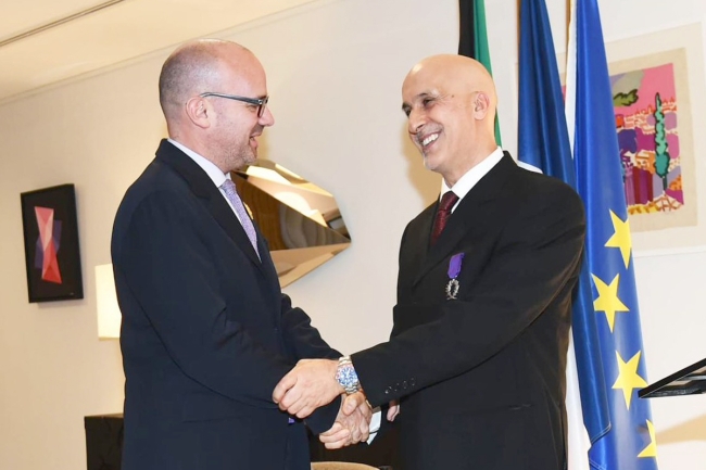 سفير فرنسا يقلّد كمال رويبح وسام «السعف الأكاديمية» 