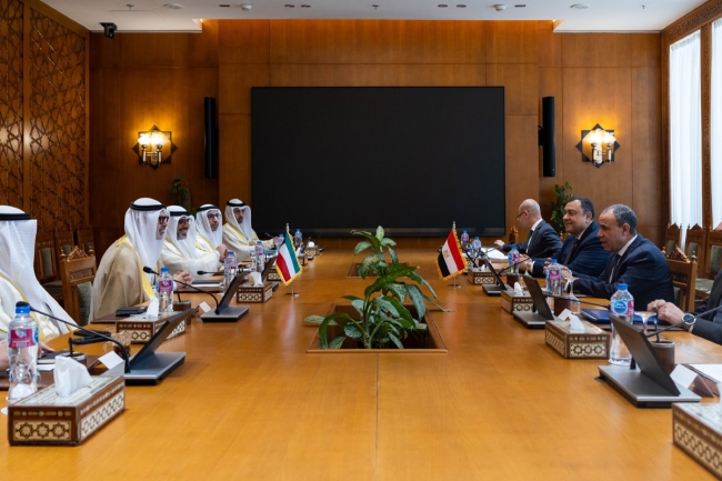 وزير الخارجية ونظيره المصري: مواصلة التنسيق الكويتي - المصري لمواجهة التحديات الراهنة. التوصل لتسوية شاملة ومستدامة تُعزز أمن المنطقة واستقرارها. استمرار العمل لتعزيز أطر التعاون والتنسيق في مختلف المجالات تنفيذاً لرؤى وتطلعات قيادتي البلدين 