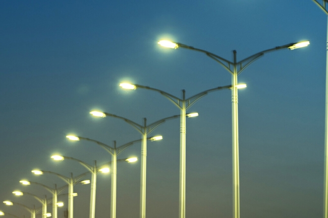 إحالة 9 عطاءات لمناقصة تركيب معدات إنارة الشوارع إلى «الكهرباء» لدراستها