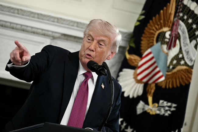 ترامب: أمرت بإطلاق النار على أي قارب يضع ألغاماً في مياه مضيق هرمز